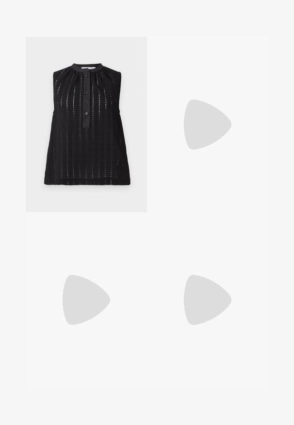 Top senza maniche nero con collo alto, caratterizzato da ritagli verticali, una chiusura con bottoni e un orlo leggermente svasato.; Jeans in denim nero a gamba larga con vita alta, caratterizzati da un strappo logoro sul ginocchio sinistro e rifiniture classiche con bottoni e rivetti metallici.; Samsøe Samsøe SABRENTA  - Stivaletti texani / biker - black; Borsa a tracolla in pelle nera con design a cima arricciata, dotata di due manici corti e di una lunga tracolla regolabile. Texture liscia, forma arrotondata.