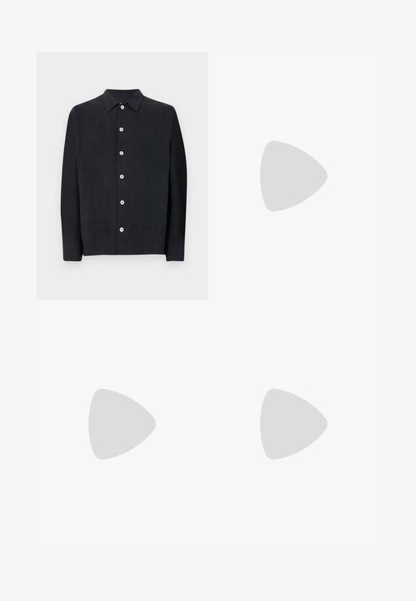 Bather SHIRT - Marškiniai - coal; Balta trumpa rankovė t-shirt marškiniai su apvalia iškirpte, turintys kontrastuojančią tamsiai mėlyną dryžuotą apykaklę ir lygų medvilnės audinį.; Juodos kelnės pagamintos iš lygaus audinio, su raukšle priekyje, mygtuko uždarymu ir suknežintomis rankovėmis ties kulkšnimi.; Juodas odinis loaferis su apvaliu nosiu, subtiliomis siuvimo detalėmis ir žemu kulnu, pasižymintis lygia tekstūra ir minimalistiniu dizainu.