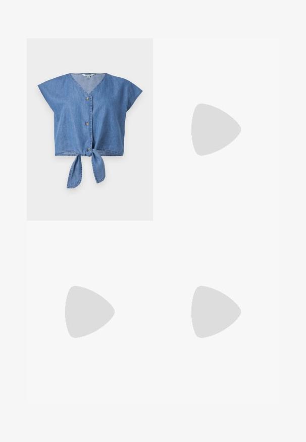 Lys blå denim cropped topp med V-hals, cap sleeves, frontend med knappelukking og knute detalj i nederkant. Glatt tekstur.; Mørkeblå denim bermudashorts med snor i livet, med standard beltehemper og synlig sømdetaljer.; Hvit høy-skinn kanvas sneakers med svart gummisåle, gummitåhette foran og seks hull for snorer, med et rent, minimalistisk design.; Rød lærveske med en vinklet, geometrisk design. Har en enkelt justerbar stropp og en klaffelukking med sydd detaljer.