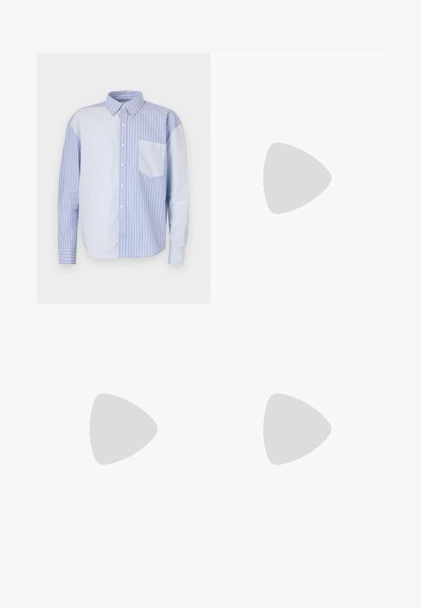 Overhemd met knoopjes, gemaakt van lichtblauwe katoen, met verticale strepen van verschillende breedtes, een borstzak en lange mouwen.; Witte katoenen t-shirt met lange mouwen en een ronde halslijn, een relaxte pasvorm, en zonder zichtbare patronen of accenten. Glad van textuur.; Wijde burgundy jeans van katoen met een gladde textuur, voorzien van zijzakken, riemlussen en een enkele knoopsluiting.; Witte leren sneakers met perforaties, ronde neus, vlakke zool en dikke veters, met een zichtbare swoosh-logo en "AIR" op de hiel.