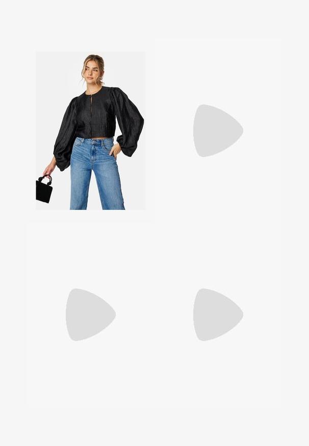 Zwarte cropped blouse met puffed mouwen, voorzien van een ronde halslijn en sluiting aan de voorkant. Gecombineerd met lichtblauwe wijde jeans en een gestructureerde zwarte tas.; Zwarte wijde broek van een gladde stof, met plooien aan de voorkant en zijzakken, ontworpen met een rechte, relaxte snit.; Witte slingback hak met spitse neus, voorzien van een gladde bovenkant, subtiele uitsparingen en een lage blokhak. Zwarte zool accentueert het ontwerp.; Zwarte leren schoudertas met een gladde textuur, gebogen vorm en verstelbare hengel. Heeft minimale stiksels en een eenvoudig ontwerp.