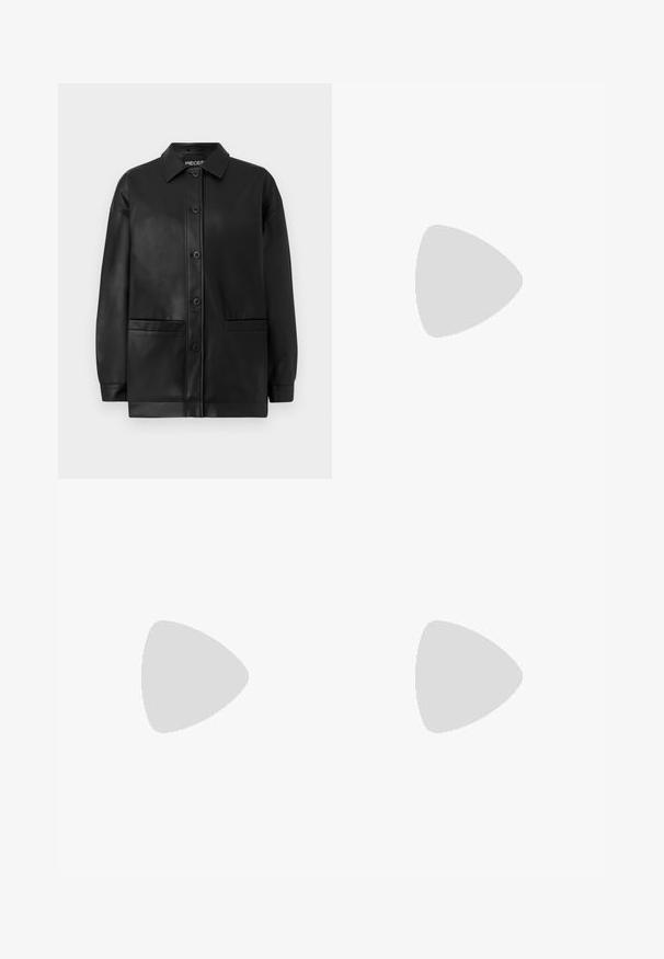 Mustan keinonahkainen takki, jossa on napitettu etuosa, kaulus, kaksi etutaskua ja rento istuvuus. Su smooth rakenne ja mattapinta.; Stradivarius BARREL - Housut - black; Musta kiiltävä korkokenkä sandaalit neliönmuotoisella varpaalla, nilkkaremmillä ja hopeisilla soljilla. Varustettu tukevalla lohkokorkealla vakauden takaamiseksi.; Musta nahkainen käsilaukku, joka on kaareva muotoilultaan, irrotettavalla hihnalla ja kultaisilla yksityiskohdilla. Laukussa on läppä, jossa on solk yksityiskohta.