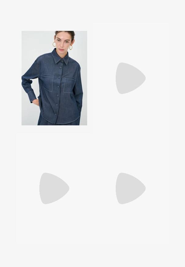 Denim knoopshirt in donkerblauw, met contrasterende witte stiksels, twee voorzakken en een klassiek kraagontwerp.; Witte wijde jeans van katoen, met een hoge taille, vijf-pocket ontwerp en koperen hardware accenten. Glad, niet-gedistressed textuur.; Sportschoenen met een witte leren bovenkant, grijze suède neus en drie zwarte strepen. Bevat een blauw logo op de tong en een gestructureerde rubberen zool.; Roze leren handtas met een gestructureerde vorm, voorzien van een glanzende sluiting en een enkele verstelbare schouderband. Getextureerde afwerking met gouden hardware.