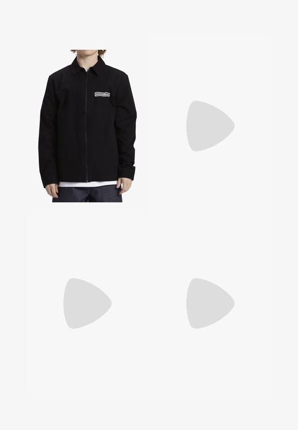 Chaqueta negra con cremallera fabricada en un material duradero, presenta un cuello tipo solapa y un logo bordado en el lado izquierdo del pecho. Mangas largas, diseño sencillo.; Camiseta negra de algodón de Nike con un clásico cuello redondo, mangas cortas y un sutil logo en relieve en el pecho. Textura suave.; Pantalones de chándal negros hechos de una tela suave, con cintura elástica, cordón y un pequeño logo de Nike en el muslo izquierdo.; Zapatillas deportivas negras con tejido texturizado y suelas de goma, con cordones elásticos y un acento azul en el talón. Combinadas con pantalones de mezclilla claros.