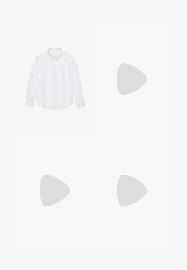 BLKVIS SCRIPT - Chemise - skyway; T-shirt en coton noir avec des manches courtes, un col rond et une bordure blanche contrastante le long du col et des bords des manches.; Jean en denim bleu clair avec une coupe droite, design à cinq poches, fermeture à un bouton et détails de couture subtils sur les coutures.; Espadrille en toile bleue avec un bout fermé, semelle en jute et bordure cousue. Tissu à texture lisse et design à profil bas.