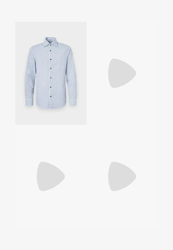 Camicia a maniche lunghe a strisce verticali blu e bianche, con bottone frontale, colletto e polsini a strisce in contrasto. Tessuto in cotone.; Pantaloni neri realizzati in un tessuto liscio; presentano una vita elasticizzata, tasche laterali e un design a gamba affusolata. Minimalisti e in un colore solido.; Sneaker in pelle bianca con una finitura liscia, punta rotonda, lacci piatti e suola testurizzata. Presenta un logo discreto sul tallone.; Occhiali da sole neri rotondi con lenti scure e sottili bracci in metallo. Include punte trasparenti e accenti argentati alla cerniera. Design minimalista.