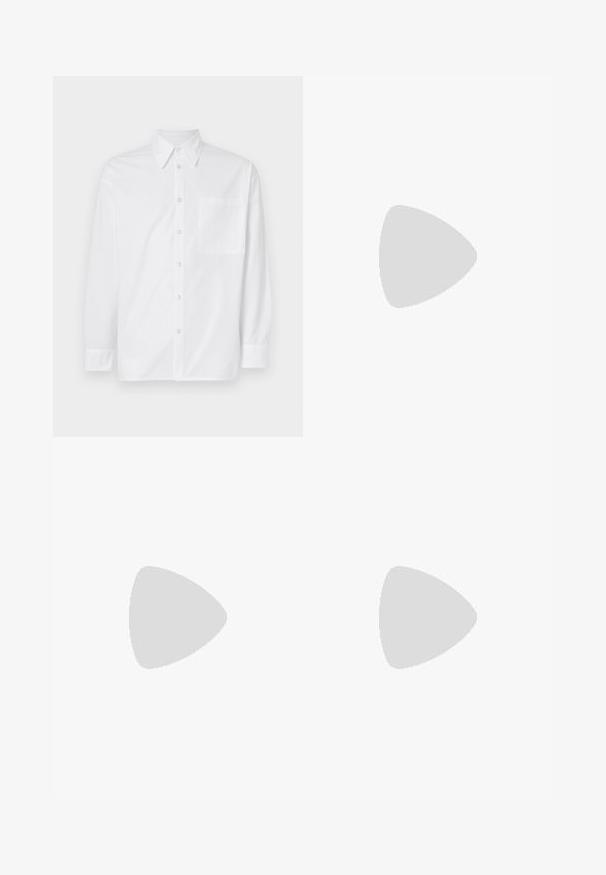 Bela srajca z dolgimi rokavi iz bombaža. Ima klasičen ovratnik, sprednje zapiranje na gumb in eno žep na levi strani.; Črna bombažna majica s kratkimi rokavi in okroglim ovratnikom. Tkanina ima gladko teksturo in enostaven, enobarven dizajn.; Črne nabirane hlače s ravnim, širokim krojem. Narejene so iz gladkega materiala in imajo zadrgo ter pasne zanke.; Črne usnjene loafers cipele z gladko površino, zaobljenim nosom in dekorativnim šivom na vampu. Nizek zloženi peti in rahla sijaj.