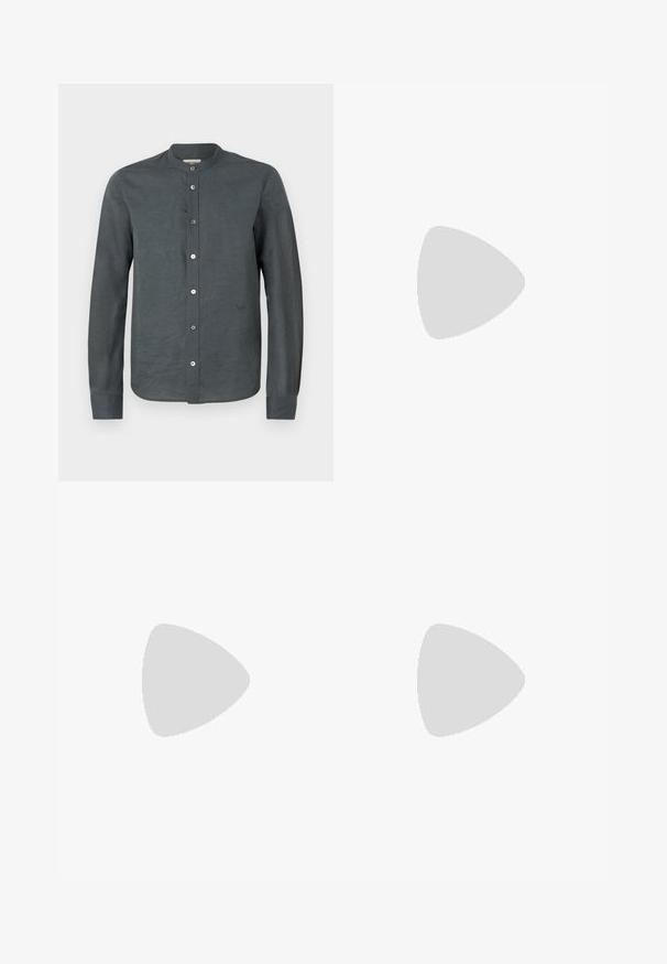 Dunkelgraues Langarmshirt aus einem strukturierten Stoff. Es verfügt über einen Stehkragen, eine durchgehende Knopfleiste und ein dezentes Logo-Detail auf der Brust.; Schwarze Leinen-Shorts mit elastischem Bund, im entspannten Schnitt und knielanger Ausführung. Sanfte Textur, einfacher und klassischer Stil.; Schwarze Lederloafers mit glatter Textur, rundem Zehenbereich und einem dekorativen Riemen über dem Vorderfuß. Niedriger, gestapelter Absatz, minimalistisches Design.; Schwarze rechteckige Sonnenbrille mit dunklen Gläsern, dickem Kunststoffrahmen, goldenen Akzenten an den Bügeln und eingraviertem Markenlogo am Arm.