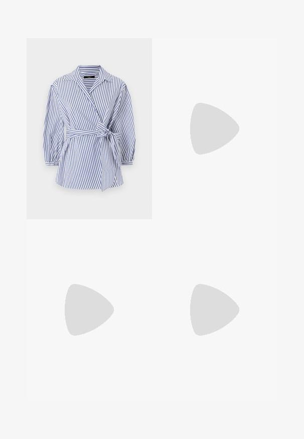 Camicia a righe con colletto a rever, righe verticali blu e bianche, design avvolgente con cintura annodata e maniche lunghe a sbuffo.; Pantaloni neri a zampa d'elefante con una finitura in tessuto liscia, dotati di una vita solida e pieghe stirate per un aspetto sartoriale.; Sandalete da donna nera in suede con tacco alto, dotata di cinghie sottili e una fibbia dorata su uno sfondo bianco, vista laterale.; Borsa a tracolla in pelle marrone con un design arricciato, manico corto in pelle e tracolla a catena. Presenta una chiusura in metallo argentato con due accenti rotondi.