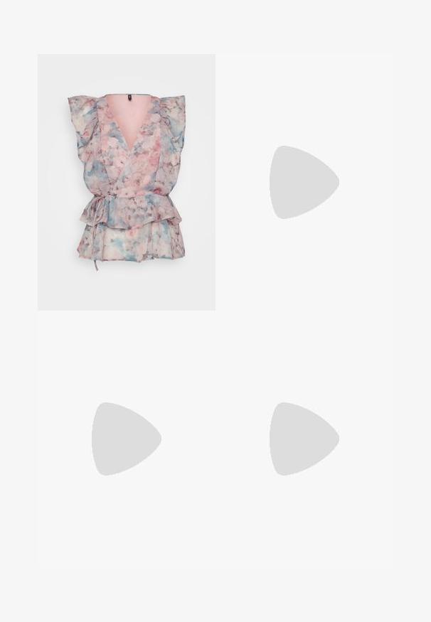 Ziedu apvalkais tops caurspīdīgā audumā ar rozā, zilām un pelēkām krāsām, pūkainām piedurknēm, dziļu V veida kakla izgriezumu un jostu viduklī ar viļņotu apakšmalu.; Melnas platās bikses, kas izgatavotas no viegla auduma, ar gludu tekstūru, priekšējām krokām un jostu ar kvadrātveida metāla sprādzi.; Melnas ādas stiletto kurpes ar norādītu purngalu, atvērtu aizmuguri un potītes siksniņām, kas sasietas neglītajā mezglā. Šaurs 3 collu papēdis. Gluda tekstūra, minimālisma dizains.; Melna ādas crossbody soma ar gludu faktūru, taisnstūrveida formu un metalizētu ķēdes detaļu priekšā. Iekļauta regulējama siksna.