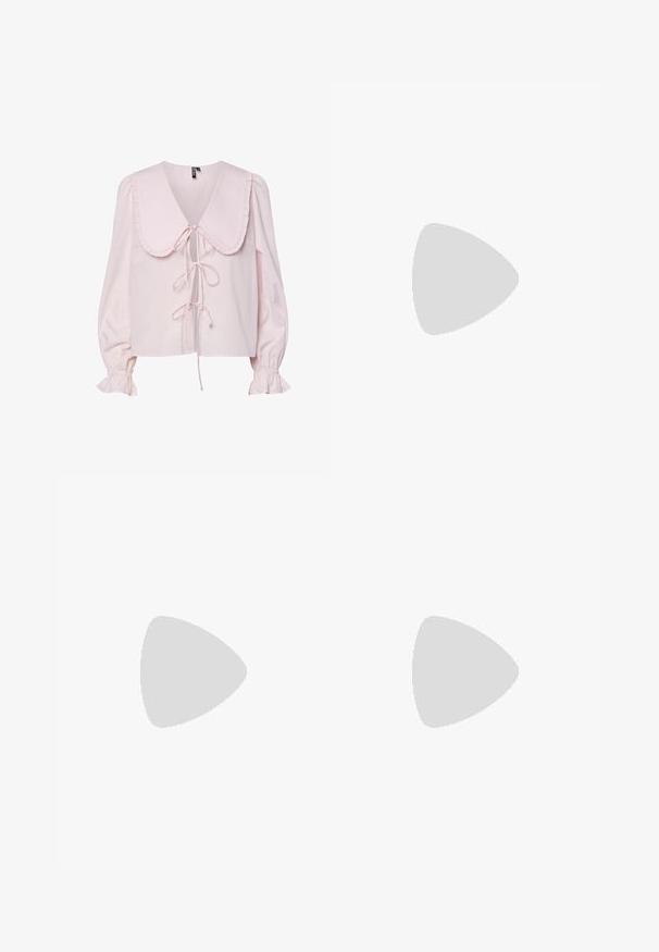 Růžová blůza s velkým nakládaným límcem, stuhou na zavázání vpředu a nafouklými rukávy s elastickými manžetami. Hladká textura látky.; Černé plisované kalhoty s elastickým pasem. Mají široké nohavice a hladkou, strukturovanou tkaninu s vertikálními pruhy.; Černá kožená kotníková bota do poloviny lýtka s špičatou špičkou, sklopenou horní částí a štíhlým nízkým podpatkem, stojící na bílém pozadí.; Černá kožená hobo taška s hladkým povrchem, zakřiveným tvarem a jedním nastavitelným popruhem; má široké otevírání nahoře.