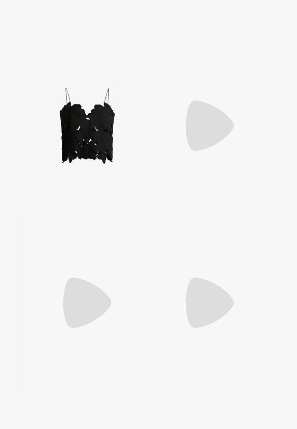 Top corto nero con ritagli a forma di foglia a strati, spalline sottili e regolabili, e una finitura texturizzata per un design strutturato.; Shorts in denim di colore azzurro chiaro, con taglio dritto, cinque tasche e chiusura con bottone. Realizzati in cotone con una texture liscia.; Sandalo nero con tacco, dal design elegante, con sottili cinturini e un'accattivante decorazione frontale. Texture liscia, punta affusolata e tacco di 3 pollici.; Borsa in paglia con un ampio design a forma di ventaglio, manici in pelle nera e decorazioni floreali nere su un lato.