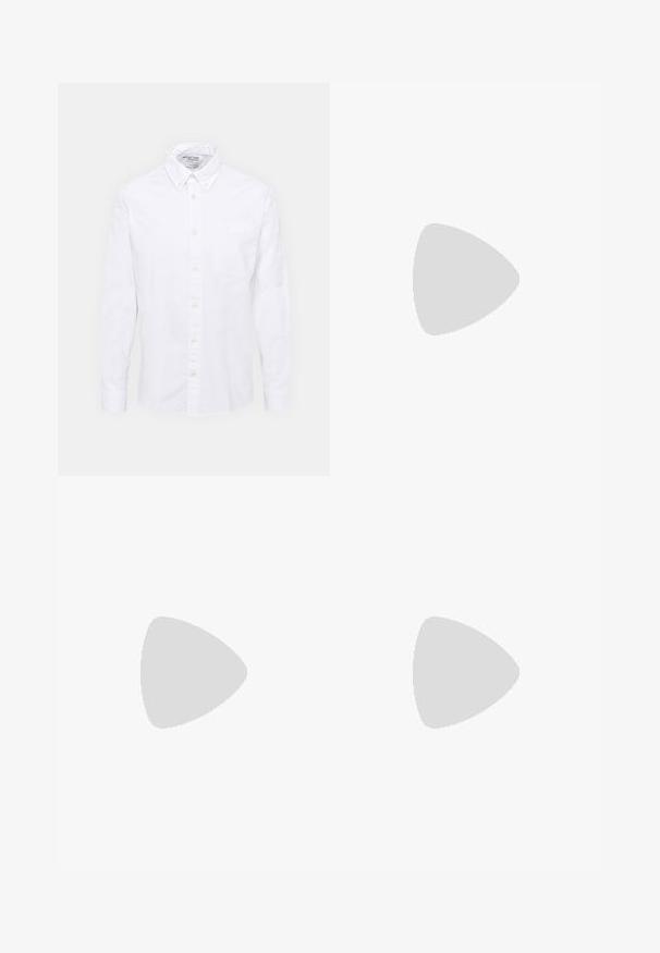 Witte knoopsluitingshirt van katoen. Beschikt over een klassieke kraag, een borstzakje en lange mouwen. Gladde textuur met een subtiele glans.; Grijze, lichte broeken met een elastische tailleband en trekkoord. Beschikt over taps toelopende pijpen en een gladde, licht gewilde stof.; Witte leren sneaker met een gladde textuur, ronde neus, vetersluiting en een kleine marineblauwe hielaccent met een rood detail op de zool.; Zilveren metalen ketting met een rechthoekige hondenpenning hangertje met een gladde oppervlakte en een lichte borsteltextuur.