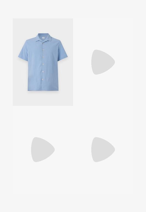 Camisa de manga curta azul clara com um tecido texturizado, colarinho pontudo e quatro botões na parte da frente. Ajuste entalhado.; Calças castanhas de cintura alta feitas de tecido texturado. Apresentam pernas largas e duas pregas frontais para estrutura. Acabamento cuidadoso sem hardware visível.; Mocassins de couro preto com uma textura suave, bico arredondado e uma faixa decorativa sobre o peito do pé. Salto baixo e empilhado, design minimalista.; Saco de lona preto com alças de couro pretas. Design simples, corpo espaçoso e textura suave. Sem logótipos ou padrões visíveis.