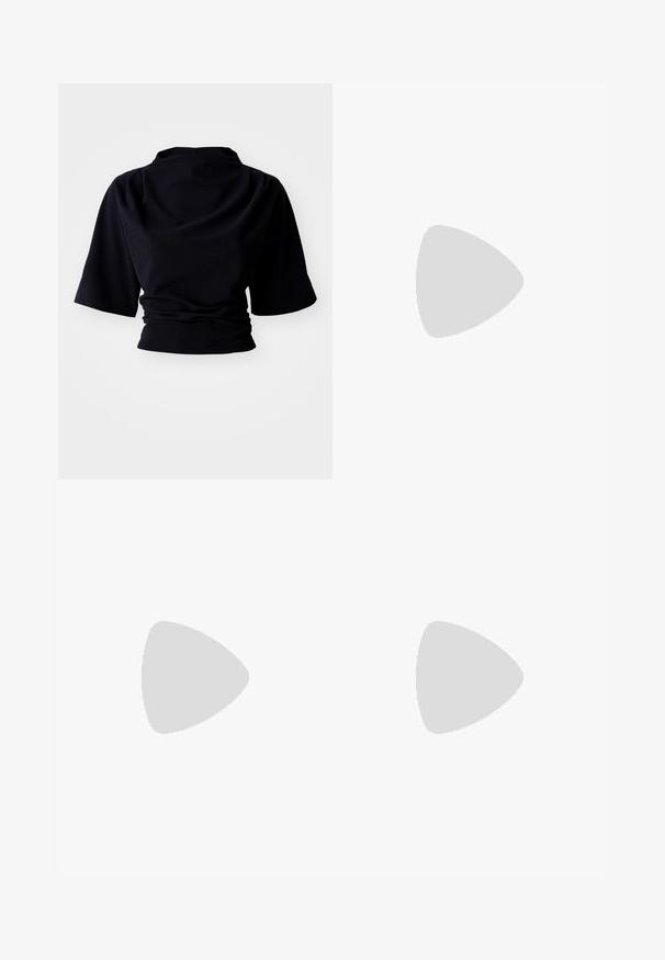 Crni kratki top s kratkim rukavima, s naboranim teksturom u struku i visokim izrezom, napravljen od mekanog materijala.; Weekday NOVA LOW RISE SLIM BOOTCUT - Traperice krojene za nošenje s čizmama - lip blue; Crne kožne čizme do gležnja sa šiljastim vrhom, glatkom teksturom i srebrnim kopčanjem sa strane. Debela kvadratna peta.; Crna torba od umjetne kože s teksturom krokodila, s cinčanim vrhom i naboranom trakom. Izgleda mekano i kompaktno u dizajnu.