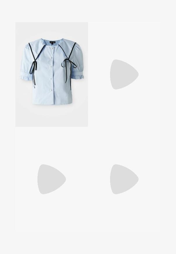 Lyseblå kortermet bluse med perleknapper, pufferm, volangmansjetter, stor krage og detaljer med svart båndsløyfe på fronten og skuldrene.; Hvit kjole med pufferm, teksturert blomstermønster, og gullfargede blomsterknapper foran og i midjen. Glidelås bak.; Koi Footwear TIRA RUFFLE MARY JANES PORCELAIN DELIGHTS EDITION - Platåsko - white; Hvit kjole med puffermer, blomsterdekorasjoner og gullkomponenter, sammen med en gullfarget paljettveske med vintage lås.; Gullfargede øredobber med to perledrop-design. Ett par har stumposter; det andre er en hengende stil med kjede og ekstra perler.