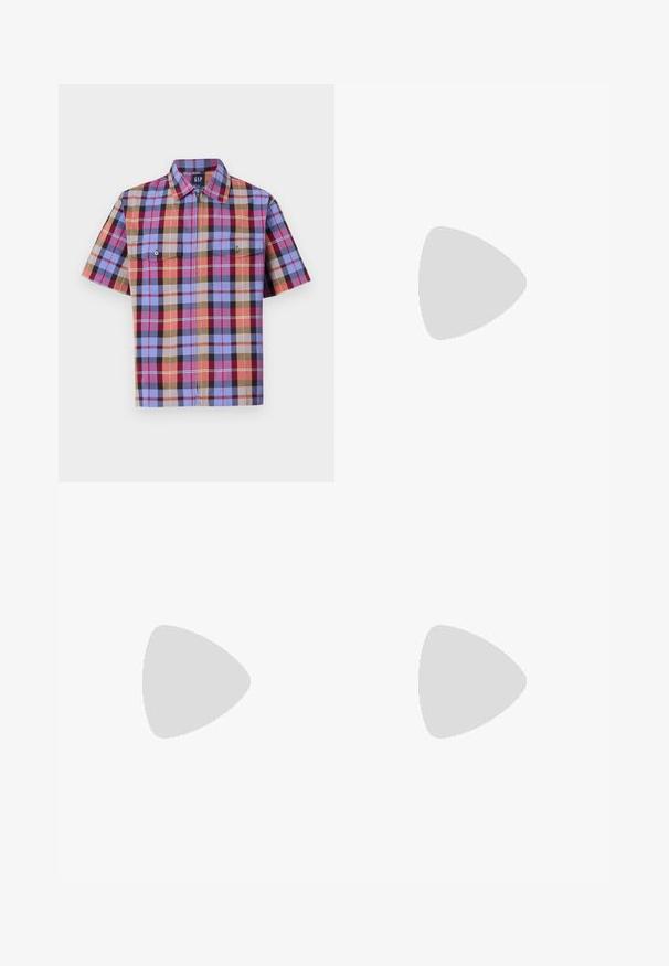 Kortærmet ternet skjorte med flere farver, herunder blå, rød og brun, med to brystlommer og en lige krave.; Blå bomulds t-shirt med korte ærmer. Har et hvidt grafisk design på forsiden, der viser en karakter med hovedtelefoner og en bue.; Beige denimshorts med lige snit, fem lommer og bæltestropper. Har et let falmet udseende med syninger som accent.; Brun og creme sneakers med en netoverdel, strukturerede overlays og en rund, tyk hvid sål. Har en lav profil på tungen og snørebånd.; Sports solbriller med en sort ramme, store gradient linser med lilla og grønne nuancer, samt vinklet design med logo detaljer.