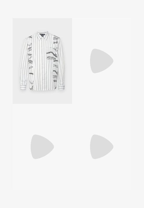 Camicia bianca a maniche lunghe con righe verticali nere, decorata con grafiche e testo sul lato sinistro e una tasca sul petto.; Pantaloni sportivi neri realizzati in morbido tessuto, con vita elastica e cordino, gambe affusolate e polsini elasticizzati alle caviglie.; Sneaker nere in pelle con accenti bianchi, dettagli del logo rotondo, punta perforata e suola a contrasto. Presentano lacci bianchi e branding.; Occhiali da sole neri con una montatura ampia e angolare e lenti scure. Presentano lati neri testurizzati e un accento rotondo con logo sulla tempia.