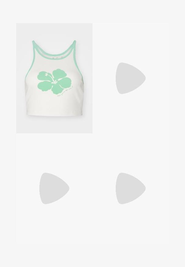 Biely crop top s mentolovo zeleným okrajom a veľkým mentolovo zeleným grafickým zobrazením kvetu hibiscus na prednej strane, s detaily ručne písaného textu nižšie.; Béžové široké nohavice s elastickým pásom, so záhybmi vpredu a hladkým, ľahkým materiálom. Bez viditeľných vreciek alebo vzorov.; Čierne žabky s textúrovanou gumovou podrážkou, dvoma štíhlymi popruhmi a diskrétnym embosovaným logom na popruhu.; Zlaté kruhové náušnice majú hladký, zaoblený dizajn s lesklým povrchom. Majú závesné zapínanie pre jednoduché nosenie.