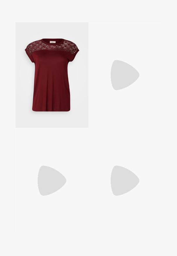 ONLY Carmakoma CARFLAKE LIFE S/S MIX JRS - Paprasti marškinėliai - syrah; Šviesiai mėlynos flared džinsai, pagaminti iš džinsinio audinio, su aukštu liemeniu, penkiomis kišenėmis ir vienu mygtuko užsegimu. Minkštas paviršius su išblukusiu efektu.; Juodi odiniai platformos batai su masyviu blokuota kulniuku, apvalia nosimi ir tradiciniu šnypštimo dizainu. Turintys glotnų paviršių ir minimalų dekoravimą.; Juodas odinis krepšys su išlenkta forma, nuimamu dirželiu ir auksiniais detalėmis. Krepšys turi kilpą su sagtimi.