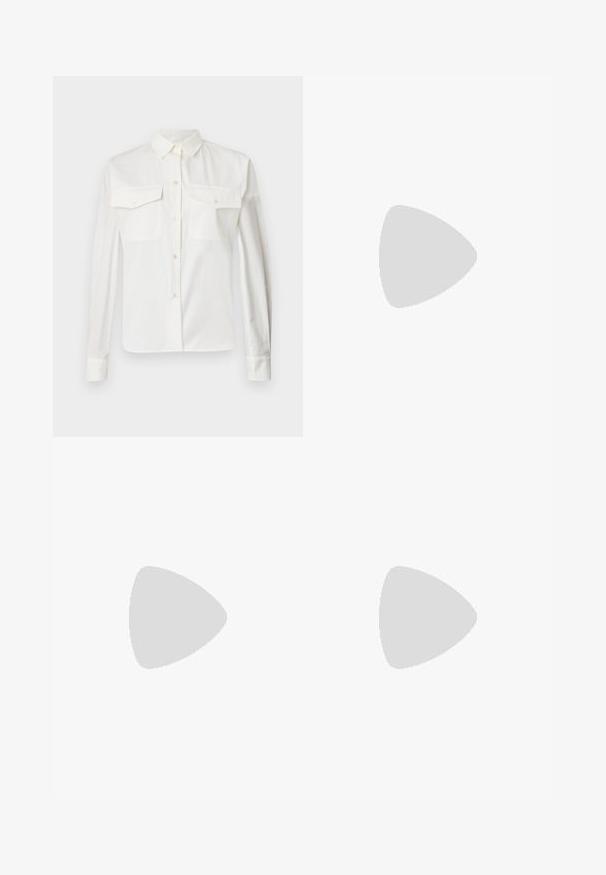 Witte katoenen overhemd met lange mouwen en een puntkraag, twee voorkanten zakken en knoopsluiting. Heeft een gladde textuur en een getailleerde pasvorm.; Bruine wijde broek gemaakt van een gladde stof, met een voorknoopsluiting, twee zijzakken en strakke, op maat gemaakte lijnen.; Zwarte leren slingback schoen met een puntige neus, voorzien van een gevlochten accent en geplooid ontwerp aan de bovenkant. Platte zool met minimale hardware.; Bruine suède handtas met een geometrisch ontwerp, voorzien van een bovenhandvat en een afneembare schouderband. Gouden hardware accenten en stikdetails.