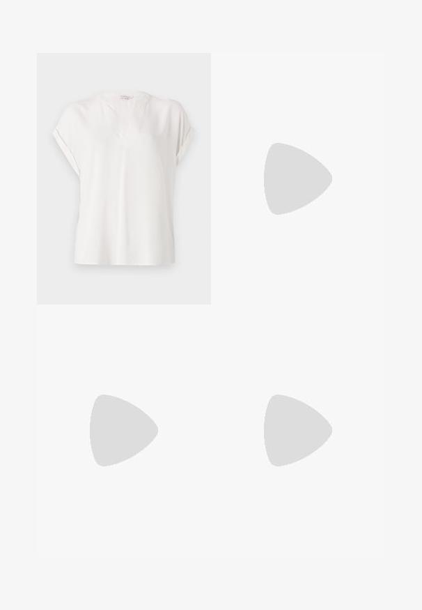 Blouse blanche à manches courtes en tissu lisse avec un décolleté en V, dotée de manches roulées et d'une coupe décontractée. Design minimaliste.; Pantalons larges en tricot blanc doux, taille haute avec une texture lisse, featuring une ceinture et des poignets côtelés. Associés à des chaussures sombres.; Ballerines en cuir noir avec un bout arrondi, dotées d'un cap en cuir verni et d'un accent de nœud en tissu à l'avant. Talon bas et robuste.; Lunettes de soleil noires en forme d'œil de chat avec des verres gris dégradés. Cadre en plastique brillant et accent logo en ton or sur la branche.; Pince à cheveux en écaille de tortue en plastique, présentant un design ondulé avec plusieurs dents de préhension et un sommet arrondi.