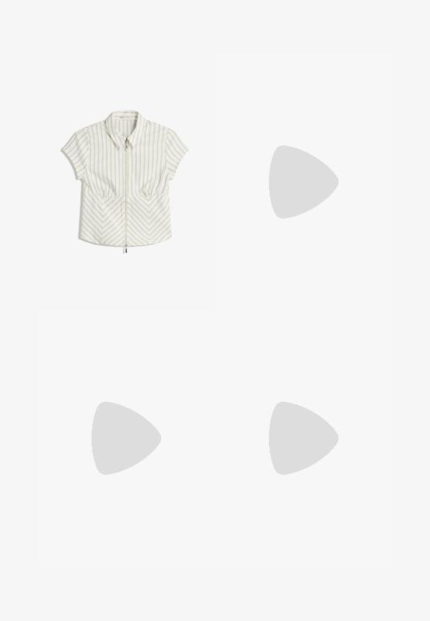 Hvid kortærmet bluse med lodrette og chevron-striber, der har en lynlås foran, spidse kraver og to forlommer.; Grå flagrende bukser i et glat stof, med flad front, bæltestropper og en skræddersyet design med rene linjer.; Sorte slingback hæle med spids tå, lavet af glat læder. Har et udskåret design og en robust, aftrappet hæl.; Røde rektangulære briller med et sleekt design. Klare linser, let transparente stænger og en gradient-effekt fra rød til grå.