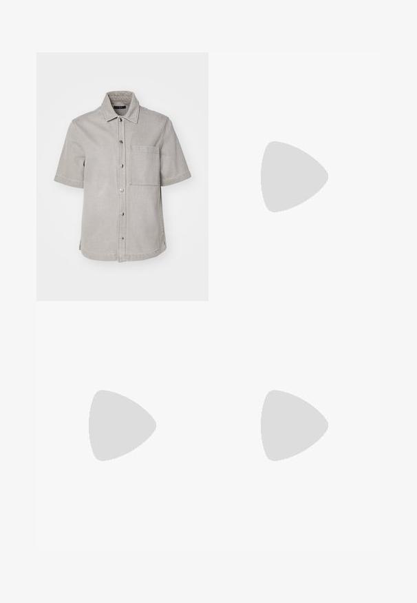 Korte mouwen shirt in lichtgrijze stof met een kraag, knopen aan de voorkant en een borstzak aan de linkerkant. Beschikt over subtiele textuur en gestikte accenten.; Donkerdenim jeans met een rechte pijpdesign, voorzien van zijzakken, een knoopsluiting en contrasterende stiksels. Geen zichtbare patronen of slijtage.; Witte leren sneaker met een gladde afwerking, ronde neus, platte veters en een gestructureerde zool. Kenmerkt zich door een subtiel logo op de hiel.; Zwarte rechthoekige zonnebril met donkere lenzen, een dik plastic montuur, gouden accenten op de veren en het merkembleem gegraveerd op de arm.