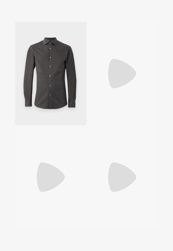 Tmavohnedá košeľa s dlhým rukávom vyrobená z hladkej tkaniny, so špicatým golierom, prednými gombíkmi a priliehavým strihom. Žiadne vzory ani akcenty.; Filippa K WIDE TROUSERS - Nohavice - driftwood; Čierne kožené mokasíny s hladkou textúrou, zaoblenou špičkou a dekoračným pásikom cez priehlavok. Nízky vrstvený opätok, minimalistický dizajn.; Čierna plátená taška s čiernymi koženými ušami. Jednoduchý dizajn, priestranné telo a hladká textúra. Žiadne viditeľné logo ani vzory.