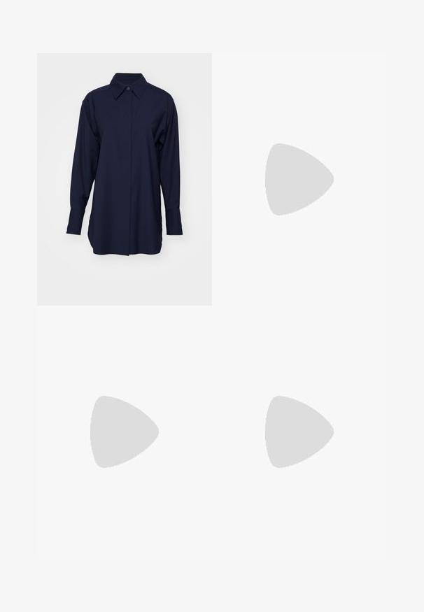 Camicia a maniche lunghe di colore blu navy, realizzata in tessuto morbido, con colletto a punta e chiusura con bottoni, dal taglio morbido e con spacco ai lati.; Pantaloni neri su misura con un design a gamba dritta, caratterizzati da una texture liscia e pieghe ben definite sul davanti. Senza hardware visibile.; Scarpa nera in pelle con tacco alto e cinturino alla caviglia, punta affusolata, superficie liscia e dettagli in metallo dorato.; Borsa a mano in pelle nera con un design strutturato, caratterizzata da una forma corta, manico superiore e accessori in metallo dorato. Inclusa tracolla regolabile.