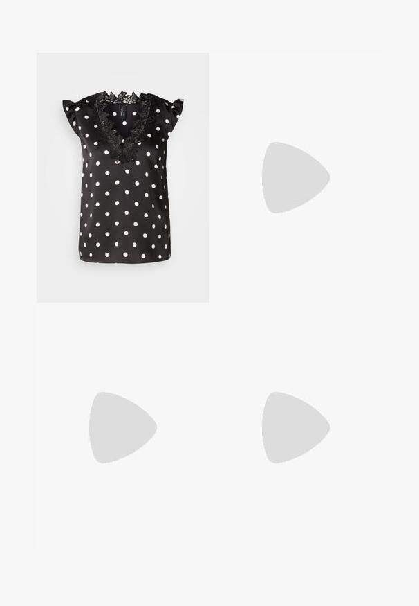 Blouse noire à pois blancs, avec des manches courtes à volants et un col en dentelle noire à bords festonnés. Matière en satin lisse.; Jeans large bleus clairs en denim, avec une taille haute, un lavage décoloré et un motif tie-dye subtil à l'avant.; Baskets basses blanches avec un tab de talon noir, semelle plateforme, lacets et logo "CK" de Calvin Klein sur le côté.; Boucles d'oreilles en argent en forme de créole avec un design texturé comportant des rayures verticales. Forme circulaire avec un fermoir à attache sécurisée. Fini lisse.
