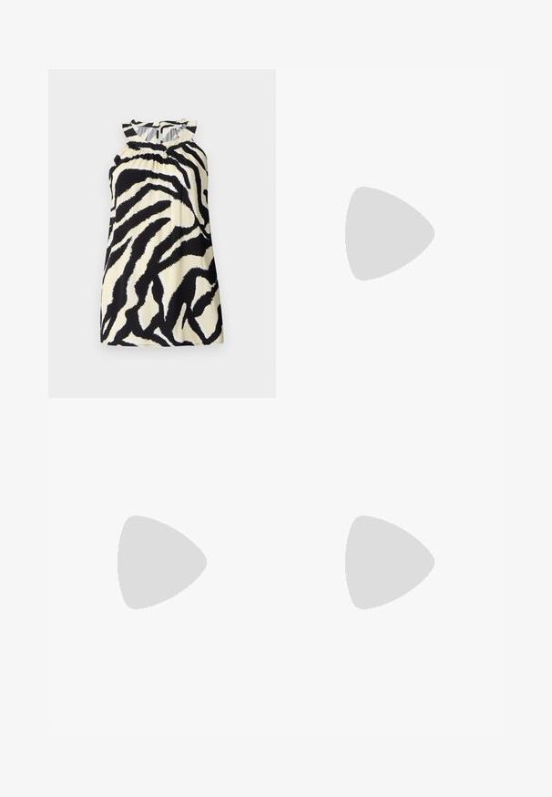 Top senza maniche bianco e nero con una stampa a zebra, caratterizzato da dettagli arricciati sul collo e chiusura a bottoni sul retro.; Pantaloni neri a gamba larga caratterizzati da un tessuto testurizzato, una vita elastica e una cintura staccabile per una vestibilità regolabile.; Scarpa con tacco alto in vernice nera, cinturino alla caviglia regolabile e punta affilata, con lati aperti. Texture liscia.; Borsa nera con forma strutturata, texture liscia e una chiusura metallica. Abbinata a pantaloni neri larghi e sandali open-toe su un pavimento in legno.