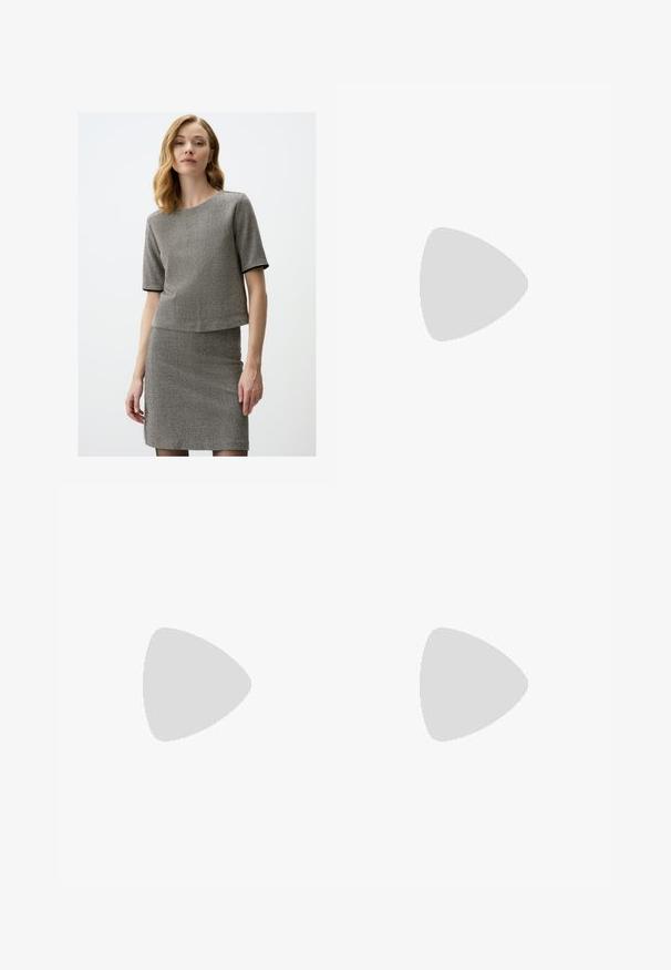 Completo due pezzi a spina di pesce grigia composto da una maglietta a maniche corte e una gonna aderente. Il materiale presenta una finitura testurizzata con dettagli in nero.; Pantaloni culotte neri in poliestere con una cintura elastica, due pieghe frontali e una silhouette ampia. Nessun motivo visibile o dettagli in metallo.; Décolleté in vernice nera con punta affusolata e tacco in geometria cubica. Presentano un design elegante e minimalista, con una texture liscia.; Borsa tote in pelle nera con texture liscia, forma rettangolare e due manici lunghi. Nessun hardware o decorazione visibile.