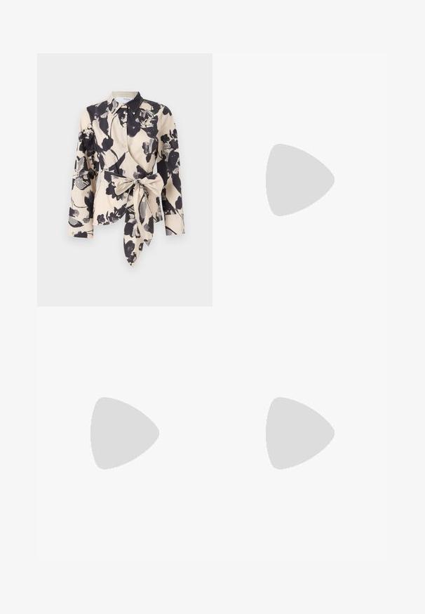 Blusa stile avvolgente in crema con stampa floreale nera. Presenta un colletto e una cintura da annodare in vita. Maniche lunghe con polsini.; Pantaloni culotte neri in poliestere con una cintura elastica, due pieghe frontali e una silhouette ampia. Nessun motivo visibile o dettagli in metallo.; Sandali con tacco in vernice nera, con punta squadrata, cinturini alla caviglia e fibbie in argento. Presentano un tacco a blocco spesso per maggiore stabilità.; Borsa a tracolla nera in pelle con una forma curva, manico rimovibile e accessori dorati. La borsa presenta una patta con un dettaglio a fibbia.