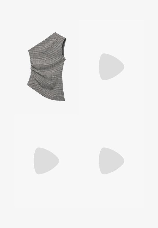 Grå tekstil med et struktureret mønster, der har diagonale folder og et draperet design. Materialet fremstår blødt og let.; Sorte wide-leg denim bukser med høj talje, der har front- og baglommer, syede sømme og en knaplukning. Glat tekstur.; Bershka Højhælede sandaletter / Højhælede sandaler - black; Sort patenteret læder håndtaske med en buet form, en skulderrem, frontlommer og hardware accenter i sølvfarve.