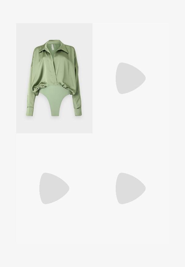 Zelena satenasta bluza z globokim sprednjim izrezom, prenapolnjenimi rokavi in pritrditvijo v obliki bodija. Ima gladko teksturo in strukturirano ovratnico.; Temna denim krila s ravnim krojem, ki ima dve sprednji žepki in subtilno teksturo. Čista obrobi in standardna zasnova pasu.; Črne usnjene Mary Jane balerinke z zaobljenim noskom, opremljene z zlatimi krožnimi mošnjo in nastavljivim trakom z zaponko.; Mornarsko modra torbica iz blaga z teksturiranim dizajnom, srebrno okovje in snemljiva verižica. Ima zaponko na pokrovu in poudarjen logotip.; Srebrni uhani z okroglo zanko, okrašeni s sijočimi kamni in kapljičasto biserno obeskom. Oznaka svojstvene zasnove z zapletenimi detajli.
