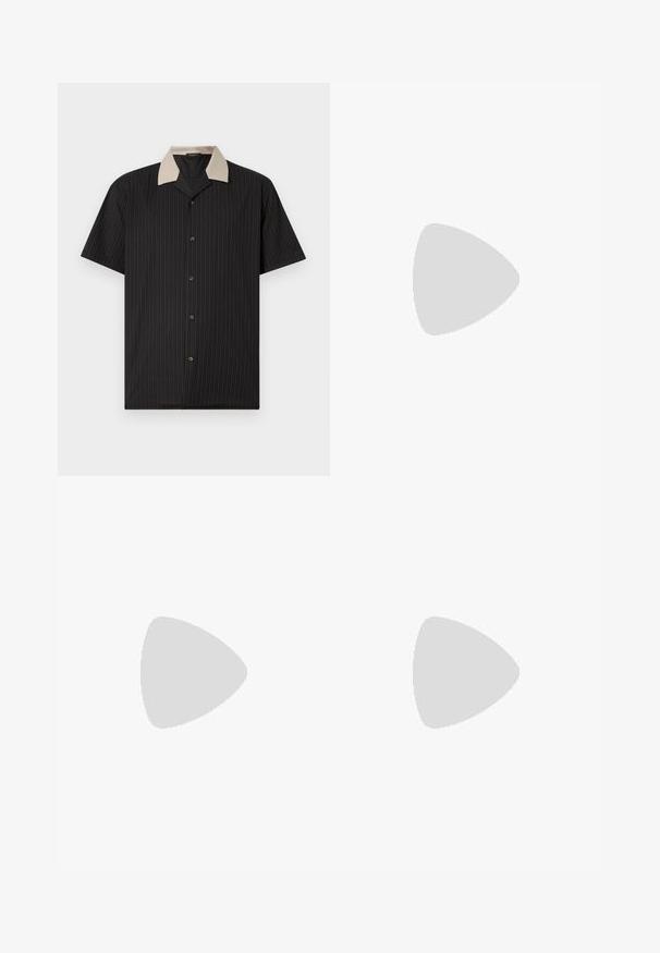 Camicia a maniche corte nera con strisce verticali, dotata di colletto beige e bottoni frontali. Realizzata in tessuto leggero con una consistenza liscia.; Pantaloni neri su misura con una vestibilità dritta, realizzati in tessuto liscio. Presentano passanti per cintura e dettagli di piega lungo la parte anteriore.; Sneaker bianche in pelle con finitura liscia, punta arrotondata, lacci piatti e suola texturizzata. Accento in suede grigio sul tallone.; Occhiali da sole trasparenti in plastica con lenti rettangolari marroni, dotati di sottili aste trasparenti e dettagli in metallo sulle tempie.