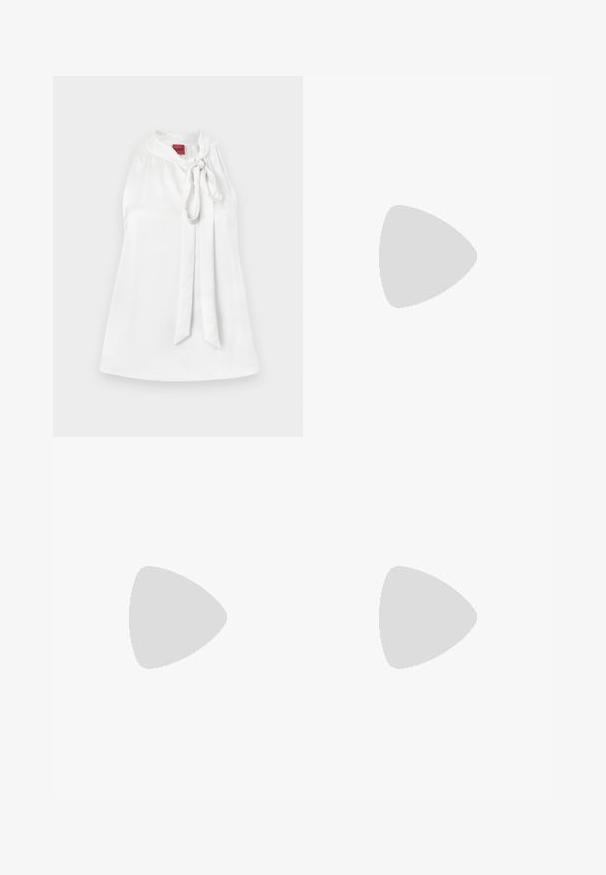 Top sans manches en satin blanc avec un col mandarin et un détail de nœud à l'avant. Texture lisse et design simple. Étiquette visible au niveau du col.; Pantalons en coton beige à coupe décontractée, avec deux plis à l'avant, une jambe droite et une fermeture à bouton classique à la taille.; Talons hauts en cuir noir avec un bout pointu, dotés d'un talon fin et d'un accent en ton or sur la lanière réglable. Texture lisse.; Sac à main en cuir noir avec un design structuré, featuring une forme cropped, une poignée supérieure et des accents en matériel doré. Bandoulière réglable incluse.