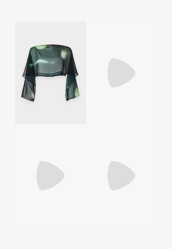 Doorzichtige, cropped zwarte blouse met vloeiende klokkende mouwen en een groene en gele bloemenprint. Afgewerkt met een zwarte rand langs de zoom.; Lichtblauwe denim jeans met een losse, recht gesneden pasvorm. Voorzien van slijtageplekken, vervaging en distressed details bij de knieën. Klassiek five-pocket ontwerp.; Zwarte muiltje met spitse neus en een strak ontwerp, gemaakt van gladde stof, met een slanke hak en open achterkant voor gemakkelijk aan- en uittrekken.; Bruine krokodil-embosserende leren tas met een cilindervorm, gouden hardware en een afneembare schouderband met studs.