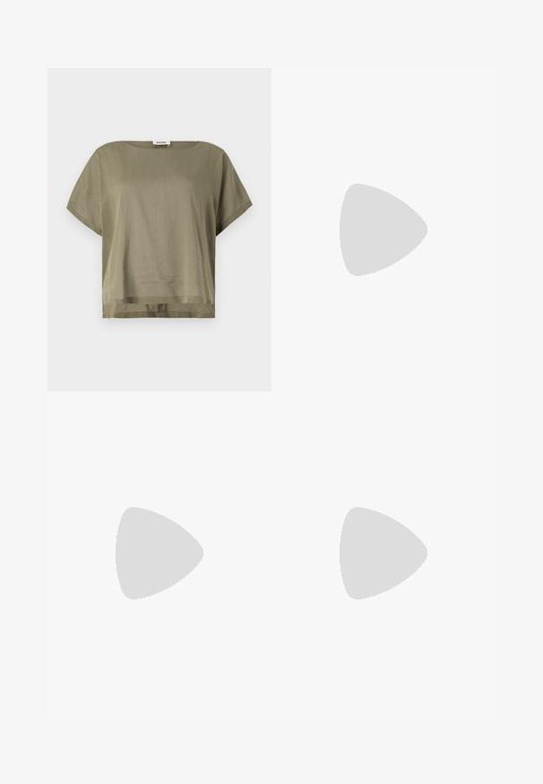 Top verde oliva a maniche corte realizzato in tessuto leggero, con una vestibilità ampia e un orlo dritto. Design minimalista con scollatura arrotondata.; Pantaloni neri su misura con un design a gamba dritta, caratterizzati da una texture liscia e pieghe ben definite sul davanti. Senza hardware visibile.; Tacchi slingback in pelle nera con punta affusolata, caratterizzati da un tacco alto e un accento dorato sulla cinghia regolabile. Texture liscia.; Borsa a mano in pelle nera con un design strutturato, caratterizzata da una forma corta, manico superiore e accessori in metallo dorato. Inclusa tracolla regolabile.