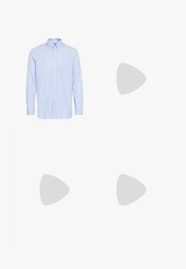 Cămașă cu mânecă lungă, de culoare albastru deschis, cu dungi verticale albe și un singur buzunar pe piept. Prezintă un guler clasic și manșete cu nasturi.; Tricou alb din bumbac cu mâneci scurte, guler rotund și logo-ul subtil Levi's imprimat în centrul său. Textură moale și croială standard.; Jeans din denim negri cu picior drept, cu cinci buzunare, închidere cu nasture și bucle pentru curea, așezați plat pe un fundal alb.; Mocasini negri din piele cu finisaj neted, vârf rotund și o bandă decorativă peste partea superioară. Prezintă o talpă joasă neagră.