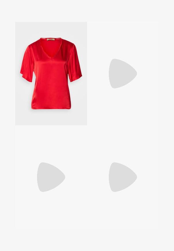 Top in satin rosso con scollatura a V e maniche corte leggermente svasate. Il tessuto ha una texture liscia e una finitura lucida.; Sister Jane HEART TO HEART - Jeans a sigaretta - blue denim; Sneaker alta in tela bianca con suola in gomma nera, punta in gomma frontale e sei asole per i lacci, caratterizzata da un design pulito e minimalista.; Borsa a tracolla in pelle rossa con un design angolare e geometrico. Presenta una singola tracolla regolabile e una chiusura a patta con dettagli cuciti.