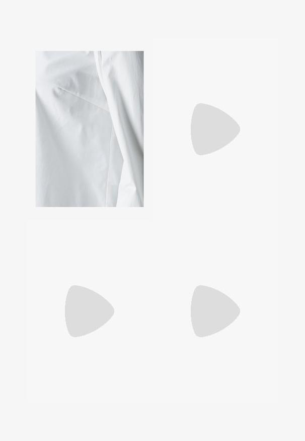 SOMETHINGNEW Overhemdblouse - bright white; Crème brede broek met een tailored ontwerp, voorzien van twee voorzakken en een enkele sluiting met een knop aan de voorkant, gemaakt van een gladde stof.; Bruine leren laars tot de knie met een ronde neus, gestructureerd oppervlak en een lage, gestapelde hak. Beschikt over een zijpaneel en een aantrektap aan de bovenkant.; Bruine leren schoudertas met een gebogen vorm, gouden hardware en een gespaccent. Bevat een afneembare schouderriem.