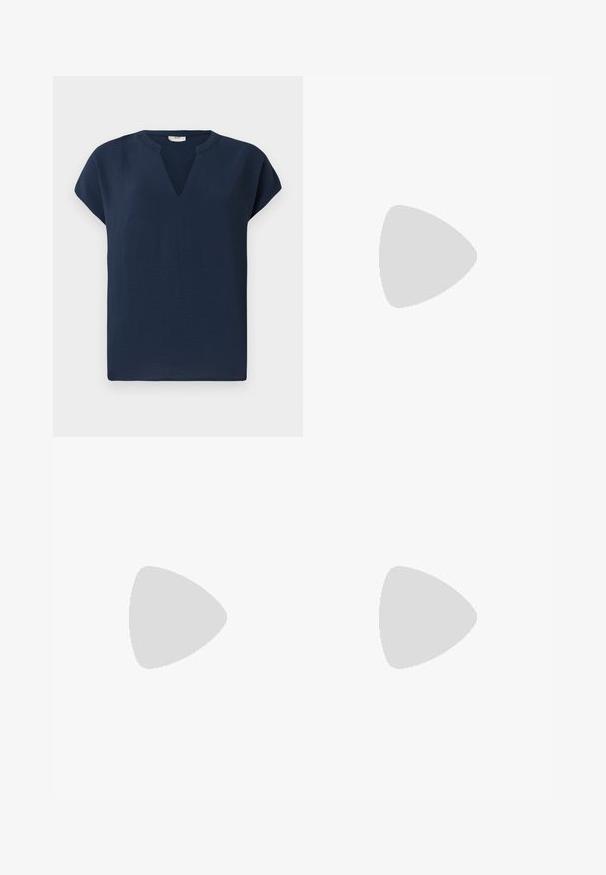 Marineblå kortærmet top med V-formet udskæring, lavet af et let materiale. Har en afslappet pasform og subtil fald.; Lysblå flagrende jeans lavet af denim, med høj talje, fem lommer og en enkelt knaplukning. Blød tekstur med en falmet finish.; Sorte patentlæder slingback hæle med spids tå og en geometrisk blok hæl. Har et elegant, minimalistisk design og en glat tekstur.; Sort læderhåndtaske med en buet form, aftagelig rem og guldfinish. Tasken har en klap med en spænde detalje.