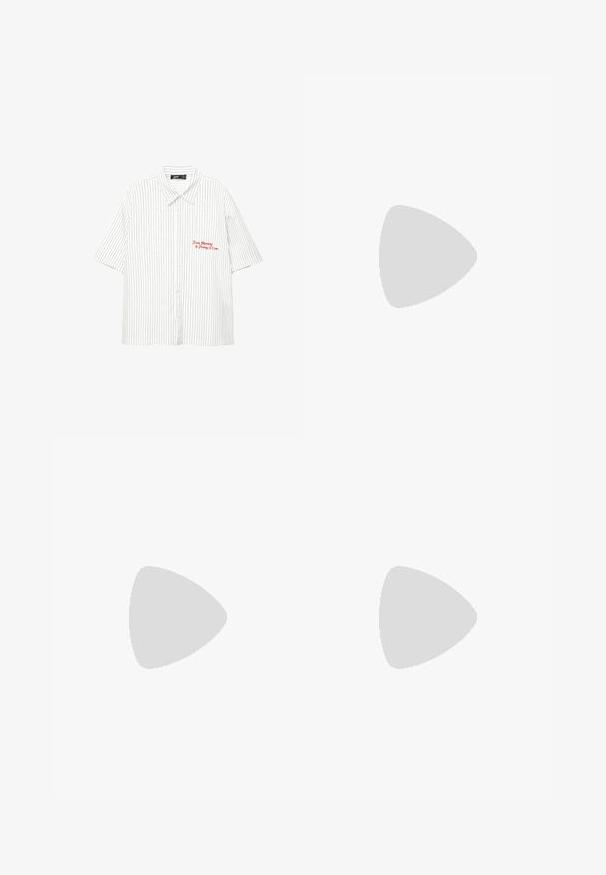 Camicia bianca a maniche corte con righe verticali blu navy, con bottoni davanti e testo ricamato rosso che recita "Da lunedì a venerdì alle 17".; Pantaloni neri a gamba larga realizzati in un tessuto leggero. Presentano una vita elasticizzata e una texture liscia. Senza motivi visibili o accessori.; Scarpa da barca in pelle marrone e nera con lacci, cuciture a contrasto e suola in gomma texturizzata. Presenta occhielli in metallo e punta arrotondata.; Occhiali da sole tartarugati con montatura rettangolare, lenti marroni sfumate e astine nere eleganti con accenti logotipo sottili.