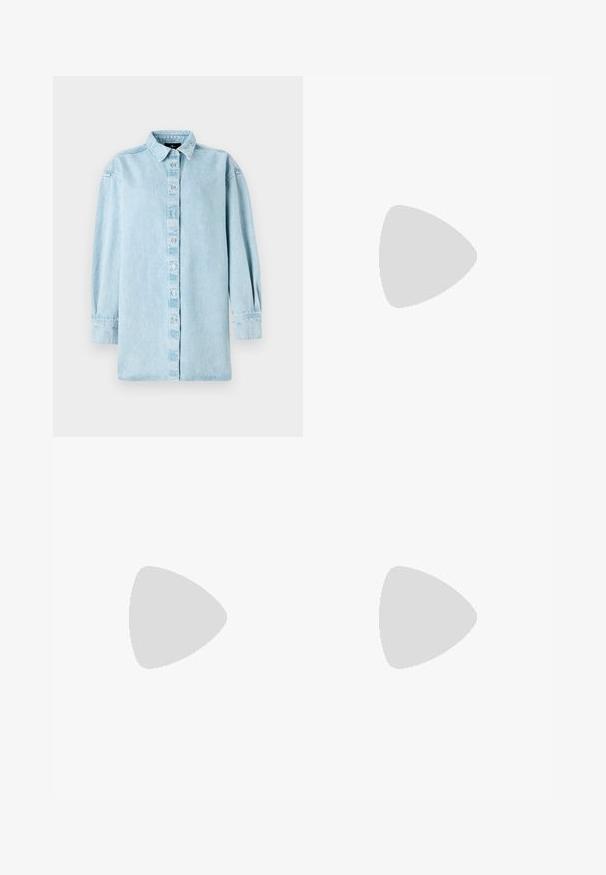 Lichtblauwe denimoverhemd met een knoopsluiting aan de voorkant, lange mouwen en een klassieke kraag. Het heeft een iets losse pasvorm en een subtiele textuur.; Witte cropped t-shirt met een ronde halslijn en korte mouwen, gemaakt van zachte katoenen stof. Eenvoudig ontwerp, zonder patronen of versieringen.; Lichtblauwe, wijde broek van denim met een elastische tailleband. Gladde textuur zonder zichtbare patronen of decoraties.; Bruine leren sandaal met een dun strapdesign, voorzien van een goudkleurige gesp en een platte zwarte zool met zigzagrand.