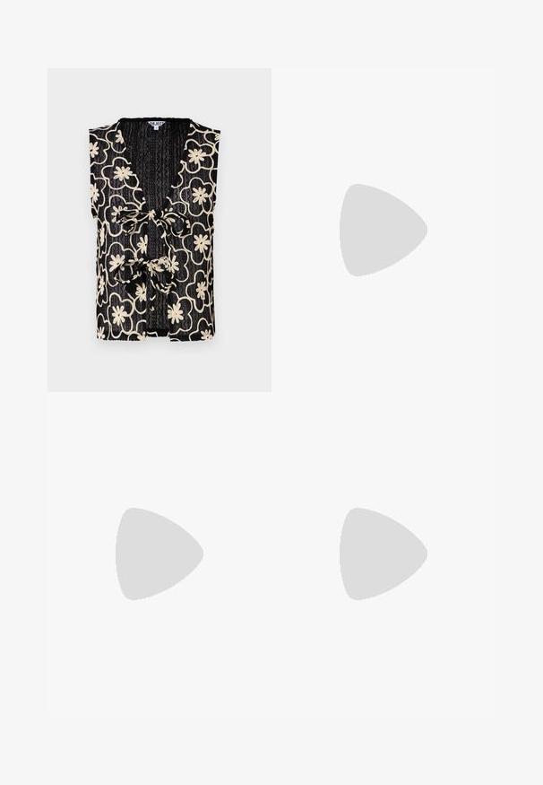 Svart ärmlös topp med V-ringning, prydd med ett blommönster i krämfärgad ton och en knytknäppning framtill. Texturerad tyg med ribbat utseende.; Grå plisserad kjol med en slät textur, som har flera vertikala veck och en åtsittande midja. Tillverkad av lättviktig tyg.; Svarta klacksandaler med tunna remmar, öppen tådesign och en liten, utställd klack. Materialet ser slätt och glansigt ut.; Svart faux läderhandväska med krokodiltextur, snodd topp och en skrämd rem. Ser mjuk och kompakt ut i designen.