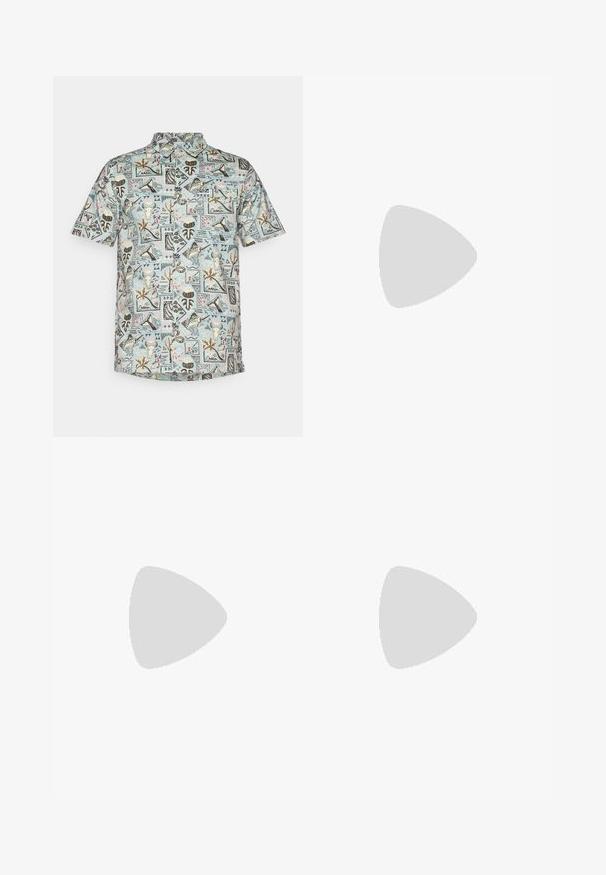 Camicetta a maniche corte in tessuto blu chiaro con un motivo geometrico che presenta vari motivi tropicali in tonalità nera, marrone e dettagli rosa.; T-shirt in cotone beige con maniche corte, collo rotondo e un piccolo logo nero sul lato sinistro del petto. Texture liscia, design casual.; Pantaloni cargo navy in tessuto resistente, dotati di chiusura a bottone, cinque tasche e gambe affusolate con leggera trama.; Scarpe da esterni nere realizzate in mesh e materiale sintetico, con una parte superiore testurizzata, un sistema di allacciatura sicuro e una suola robusta, su terreno roccioso.