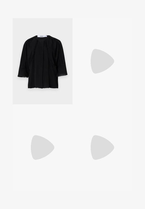Schwarzes kurzärmliges Top mit Fransen an den Schultern und Ärmeln. Weicher Stoff, lässige Passform und Falten vorne. Markenlabel: DAY.; Braune maßgeschneiderte Hose aus glattem Stoff, mit geradem Bein, Bundfalten und einem Bund mit Gürtelschlaufen.; Schwarze Leder-Slingback-Pumps mit spitzem Schuhblatt, ausgestattet mit einem schlanken Absatz und einem goldfarbigen Akzent am verstellbaren Riemen. Glatte Textur.; Schwarze Lederhandtasche mit einem strukturierten Design, das eine verkürzte Form, einen oberen Griff und goldfarbene Hardware-Details aufweist. Verstellbarer Schulterriemen ist enthalten.