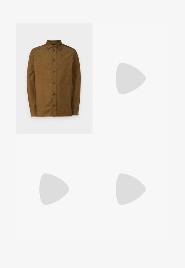 G-STAR REGULAR SHIRT  - Camisa - kangaroo; Pantalones negros ajustados con corte recto, hechos de tejido suave. Presentan trabillas y detalle de pliegue en la parte frontal.; Zapatillas de cuero blanca con un acabado suave, punta redondeada, cordones planos y una suela texturada. Acento de ante gris en el talón.; Gafas de sol de plástico transparente con lentes marrones rectangulares, que cuentan con finas varillas transparentes y acentos metálicos en las patillas.